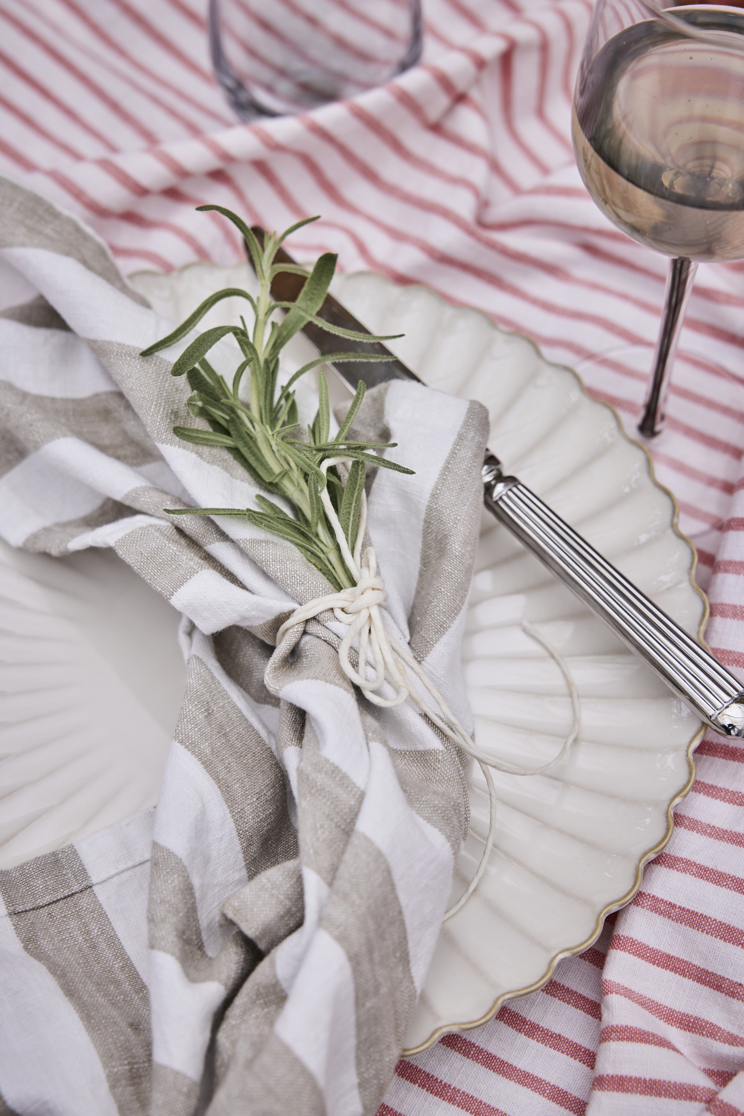 ELEGANCKA_ZASTAWA_STOŁOWA_TALERZYKI_DESEROWE_ŚNIADANIOWE_TEKSTYLNE_MATERIALOWE_SERWETKI_OBRUS_W_PASY_LENE_BJERRE_POLSKA_SKLEP_INTERNETOWY_DESIGNBYWOMEN